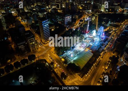 Luftdrohnenaufnahme des Stadtbildes von Nikosia in Zypern bei Nacht. Stockfoto