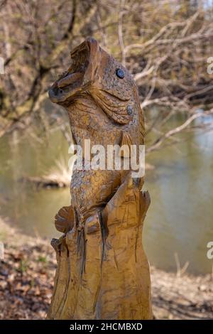 Eine Kettensäge, die von Sid King geschnitzt wurde, steht am Wabash River in Bluffton, Indiana, USA. Stockfoto