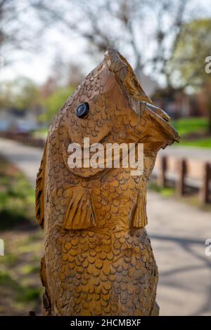 Eine Kettensäge, die von Sid King geschnitzt wurde, steht entlang eines Pfades in Bluffton, Indiana, USA. Stockfoto