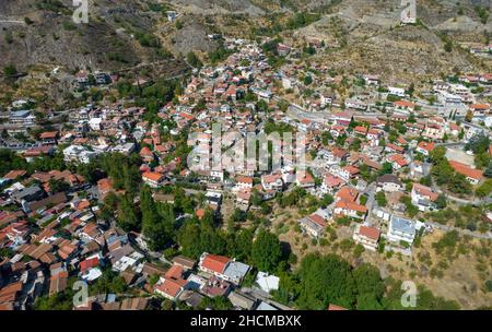 Luftdrohnenaufnahme des Bergdorfes Palaichori. Nikosia Zypern Stockfoto