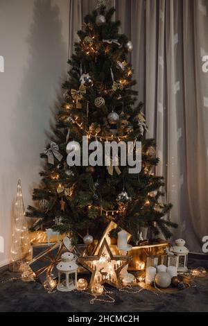 Weihnachtsbaum, umgeben von niedlichem Dekor im skandinavischen Stil Stockfoto