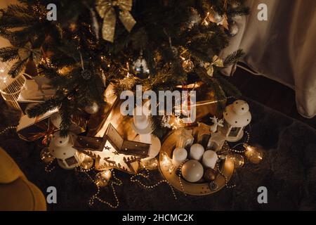 Weihnachtsbaum, umgeben von niedlichem Dekor im skandinavischen Stil Stockfoto