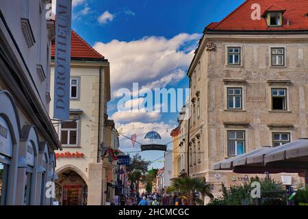 Einkaufsstraße während des Stadtfestes in Wiener Neustadt Stockfoto