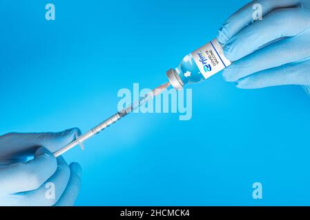 Izmir, Türkei - Januar 17 2021: Coronavirus-Impfstoff-Konzept und Hintergrund. Neuer Impfstoff pfizer und biontech isoliert auf blauem Hintergrund. Covid-19, 20 Stockfoto