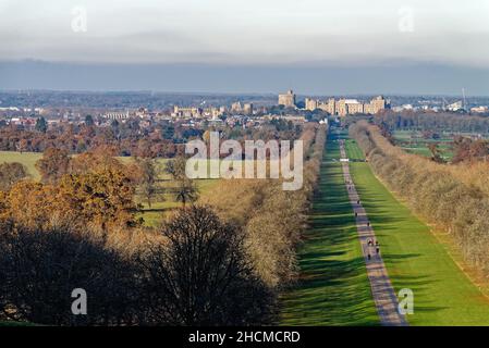 Der lange Spaziergang in Richtung Windsor Castle, der von Snow Hill an einem sonnigen Wintertag aus gesehen wird, Windsor Great Park Berkshire England Stockfoto