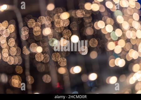 Bokeh unscharf Lichter in der Stadt in der Nacht, Weihnachtslichter. Stockfoto