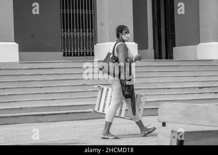 Schöne Aufnahme von maskierten Menschen, die in den Straßen von Matanzas, Kuba, herumlaufen - in Graustufen Stockfoto