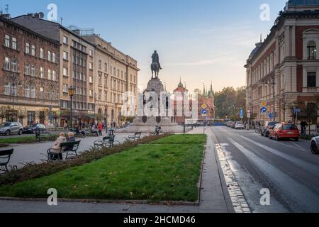 Jan Matejko Platz und Grunwald Denkmal mit Barbican im Hintergrund - Krakau, Polen Stockfoto