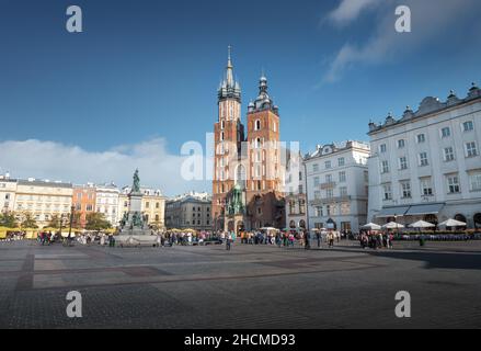 Hauptmarkt und Marienbasilika - Krakau, Polen Stockfoto