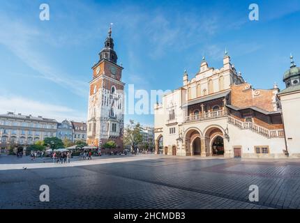 Rathausturm und Tuchhalle am Hauptmarkt - Krakau, Polen Stockfoto