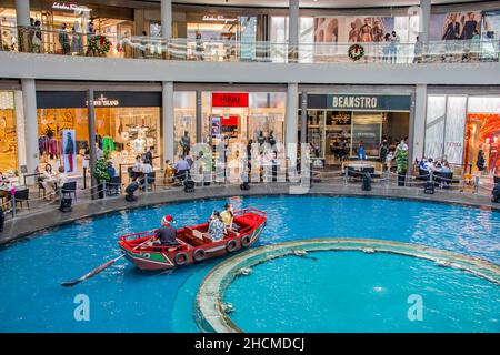 Singapur 19th Dez 2021: Die Touristen genießen SAMPAN-Fahrten im Einkaufszentrum Marina Bay Sands. Stockfoto