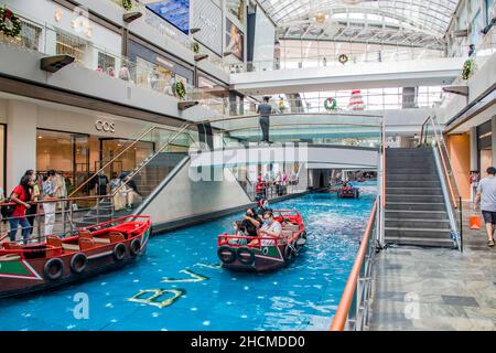 Singapur 19th Dez 2021: Die Touristen genießen SAMPAN-Fahrten im Einkaufszentrum Marina Bay Sands. Stockfoto