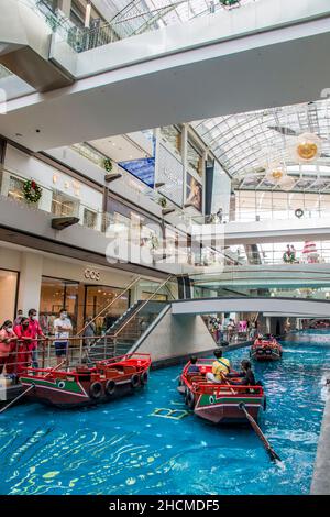 Singapur 19th Dez 2021: Die Touristen genießen SAMPAN-Fahrten im Einkaufszentrum Marina Bay Sands. Stockfoto