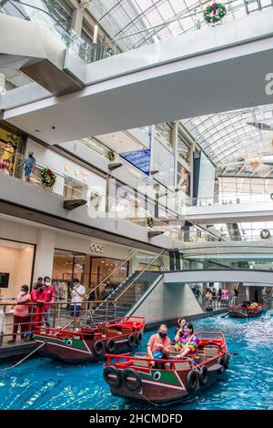 Singapur 19th Dez 2021: Die Touristen genießen SAMPAN-Fahrten im Einkaufszentrum Marina Bay Sands. Stockfoto