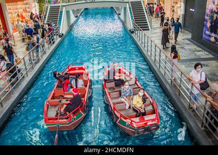 Singapur 19th Dez 2021: Die Touristen genießen SAMPAN-Fahrten im Einkaufszentrum Marina Bay Sands. Stockfoto