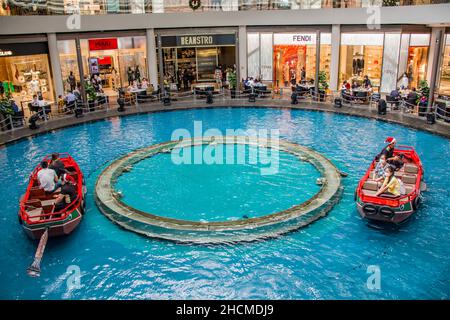 Singapur 19th Dez 2021: Die Touristen genießen SAMPAN-Fahrten im Einkaufszentrum Marina Bay Sands. Stockfoto