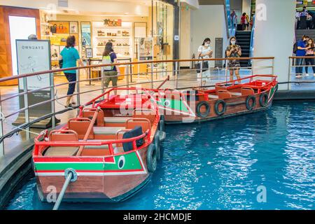 Singapur 19th Dez 2021: Die Touristen genießen SAMPAN-Fahrten im Einkaufszentrum Marina Bay Sands. Stockfoto