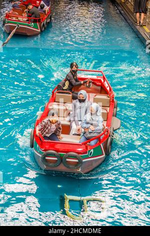 Singapur 19th Dez 2021: Die Touristen genießen SAMPAN-Fahrten im Einkaufszentrum Marina Bay Sands. Stockfoto