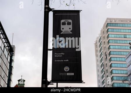 Hinweisschild Zur Piccadilly Station Bei Manchester England 8-12-2019 Stockfoto