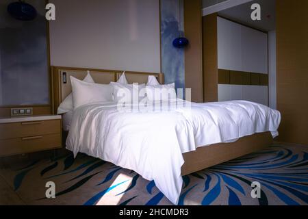 Komfortables Bett in einem luxuriösen Kettenhotel der Kette Paragraph Stockfoto