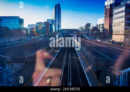 Der Bahnhof Bromley South liegt an der Chatham Main Line in England und bedient das Stadtzentrum und die Hauptstraße von Bromley im Südosten Londons. Es ist 10 Meilen 71 Ketten (17,5 km) entlang der Linie von London Victoria und liegt zwischen Shortlands und Bickley. Der Bahnhof und die meisten Züge, die den Bahnhof bedienen, werden von Southeastern betrieben, wobei einige Dienste auch von Thameslink betrieben werden. Es befindet sich in der Travelcard Zone 5. Stockfoto