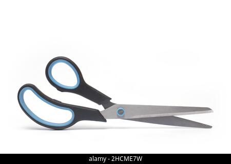 Nahaufnahme einer großen, leicht geöffneten Haushaltskunststoff-Schere mit einem Schatten auf weißem Hintergrund Stockfoto