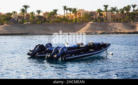 Marsa Alam, Ägypten - September 22 2021. Aufblasbare Motorboote auf dem Roten Meer. Stockfoto