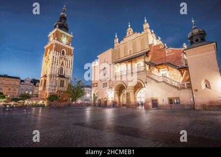 Rathausturm und Tuchhalle am Hauptmarkt in der Nacht - Krakau, Polen Stockfoto