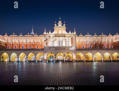 Tuchhalle am Hauptmarkt bei Nacht - Krakau, Polen Stockfoto