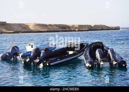 Marsa Alam, Ägypten - September 22 2021. Aufblasbare Motorboote auf dem Roten Meer. Stockfoto