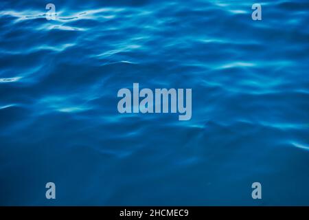 Textur Hellblaue Oberfläche von ruhigem Meerwasser am Tageslicht. Stockfoto