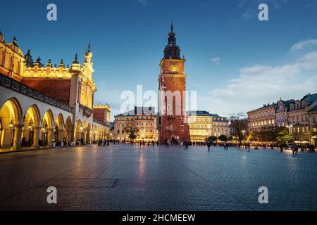 Rathausturm und Tuchhalle am Hauptmarkt in der Nacht - Krakau, Polen Stockfoto