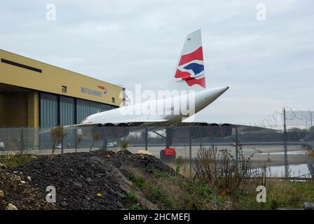 British Airways Aérospatiale/BAC Concorde G-BOAB parkte in einem Lagerbereich hinter dem BA Maintenance Hangar am Flughafen London Heathrow, Großbritannien. Im Jahr 2000 in den Ruhestand gegangen Stockfoto