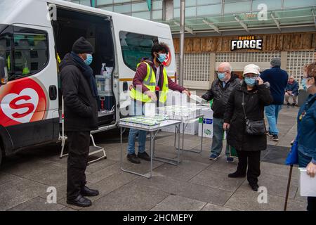 Slough, berkshire, Großbritannien. 30th. Dezember 2021. NHS Test and Trace und Solutions4Health gaben heute im Stadtzentrum von Slough kostenlose Covid-19 Lateral Flow Self Testing Kits in Boxen mit 7 oder 20 Tests heraus. Angesichts des weit verbreiteten Mangels an Covid-19 Lateral Flow-Tests nahmen einige Leute Beutel voller der 20 Multi-Pack-Testkits mit. Die Rapid Covid-19 (Antigen) Selbsttestpakete des Orient Gene wurden als nicht für den Weiterverkauf gekennzeichnet. Quelle: Maureen McLean/Alamy Live News Stockfoto