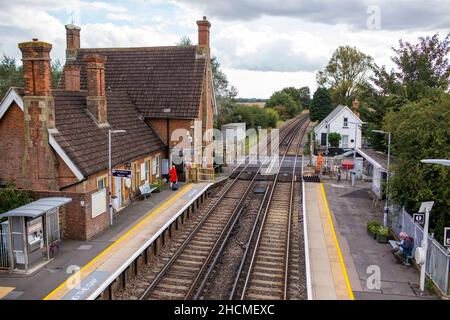 Der Bahnhof Wye bedient Wye in Kent, England, auf der Ashford-Ramsgate-Linie. Der Bahnhof und alle Züge, die den Bahnhof bedienen, werden von Southeastern betrieben. Stockfoto