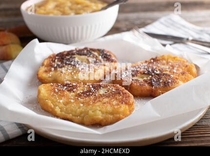 Frische, gebratene Kartoffelpfannkuchen mit hausgemachter Apfelsauce. Traditionelles Gericht aus ostdeutschland. Mit gekochten Kartoffeln und Quark Stockfoto