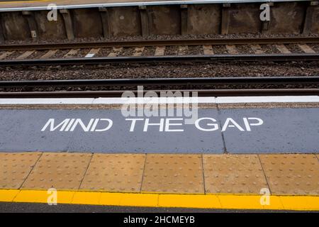 Der Bahnhof Wye bedient Wye in Kent, England, auf der Ashford-Ramsgate-Linie. Der Bahnhof und alle Züge, die den Bahnhof bedienen, werden von Southeastern betrieben. Stockfoto