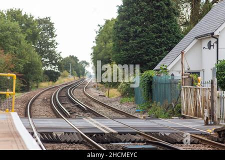 Der Bahnhof Wye bedient Wye in Kent, England, auf der Ashford-Ramsgate-Linie. Der Bahnhof und alle Züge, die den Bahnhof bedienen, werden von Southeastern betrieben. Stockfoto