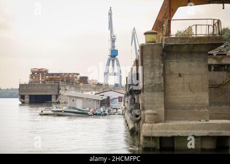 Braila, Rumänien - 26. August 2021: Details zu Kränen und Schiffen in der Werft und an den Docks des Hafens von Braila. Stockfoto