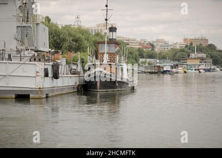 Braila, Rumänien - 26. August 2021: Gebäude und Schiffe in Werften und an den Docks des Hafens von Braila. Stockfoto