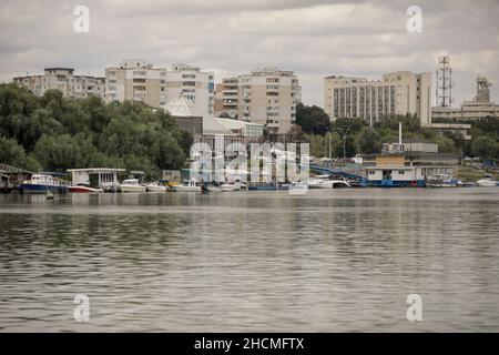 Braila, Rumänien - 26. August 2021: Gebäude und Schiffe in Werften und an den Docks des Hafens von Braila. Stockfoto