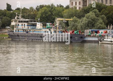 Braila, Rumänien - 26. August 2021: Gebäude und Schiffe in Werften und an den Docks des Hafens von Braila. Stockfoto