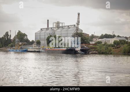Braila, Rumänien - 26. August 2021: Gebäude und Schiffe in Werften und an den Docks des Hafens von Braila. Stockfoto
