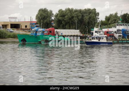 Braila, Rumänien - 26. August 2021: Fähre zum Transport von Lastkraftwagen über die Donau auf den Docks des Hafens von Braila. Stockfoto