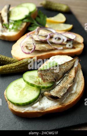 Tablett mit Sandwiches mit Sprossen, Nahaufnahme und selektivem Fokus Stockfoto