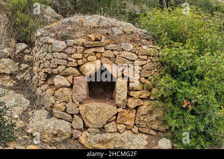 Alter, aber gut erhaltener runder Ofen, aus Natursteinblöcken gebaut, im mediterranen Wald in der Nähe von Paderne, Algarve, Portugal Stockfoto