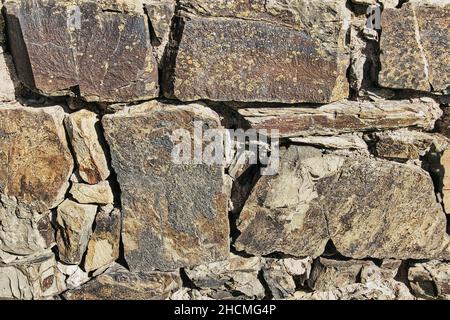 Nahaufnahme der Mauer einer mittelalterlichen Burg von Aljezur, Portugal. Muster der Hintergrundtextur. Stockfoto