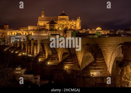 Puente Romano (Römische Brücke) und Moschee-Kathedrale von Cordoba (Mezquita) am Abend, Cordoba (Cordova), Andalusien, Spanien. Panoramablick, 2021 Stockfoto