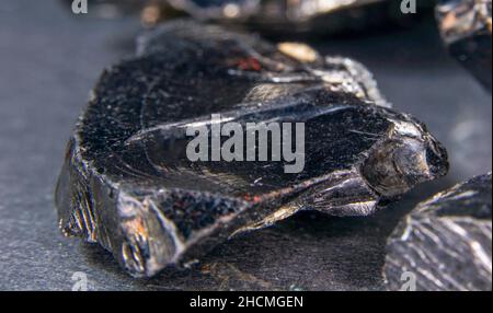 Shungit ist ein schwarzer Felsen, der hauptsächlich aus Kohlenstoff besteht und war in Top Qualität und Studio Qualität fotografiert. Stockfoto