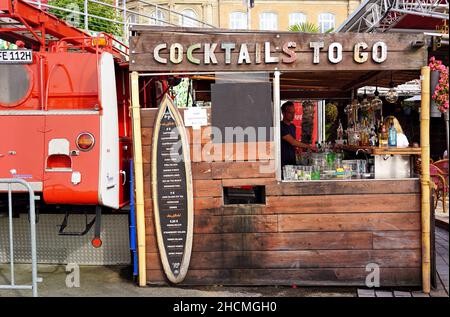 Eine Cocktail-Bar im Freien an der beliebten Touristendestination Rheinpromenade in Düsseldorf, Deutschland. Stockfoto